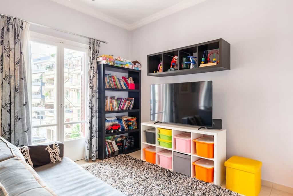 TV a/nebo společenská místnost v ubytování Apartment with terrace in Piraiki