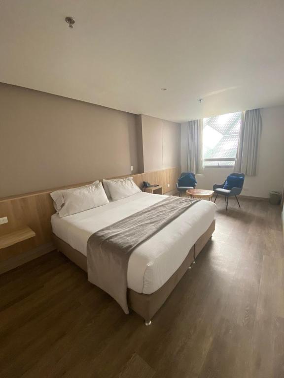 Postel nebo postele na pokoji v ubytování EM Hotel Corferias Embajada Americana