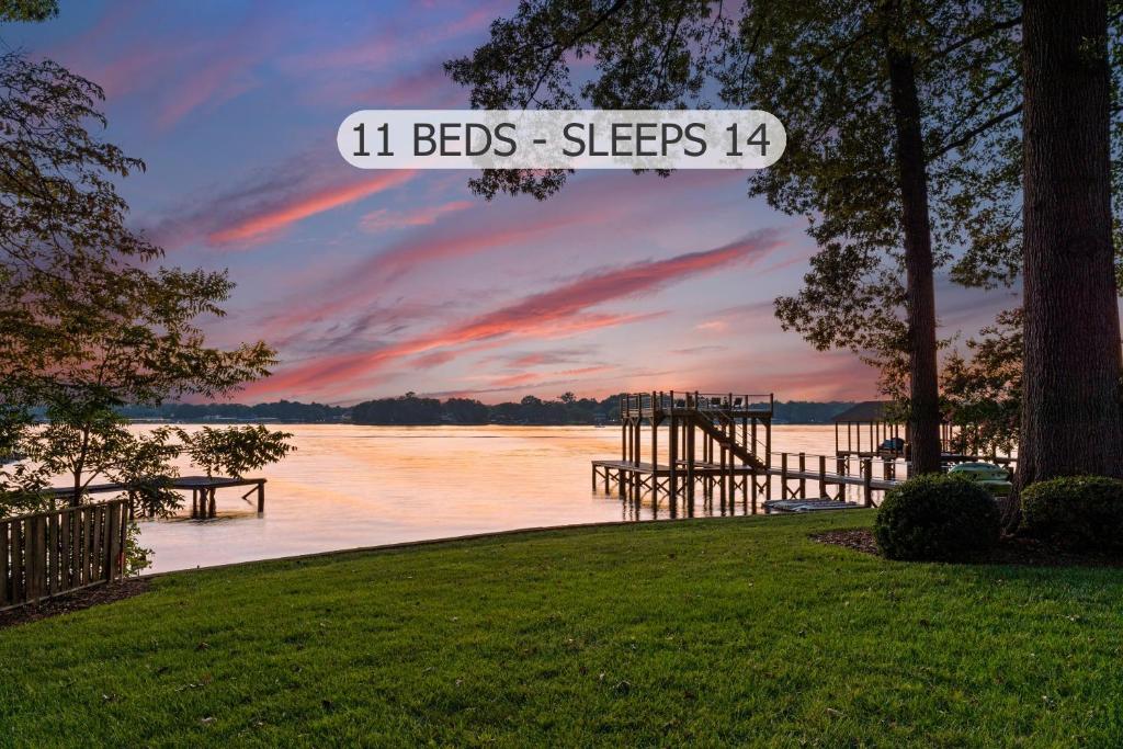 un panneau qui lit les lits dort sur un lac dans l'établissement Lakefront Living, à Mooresville