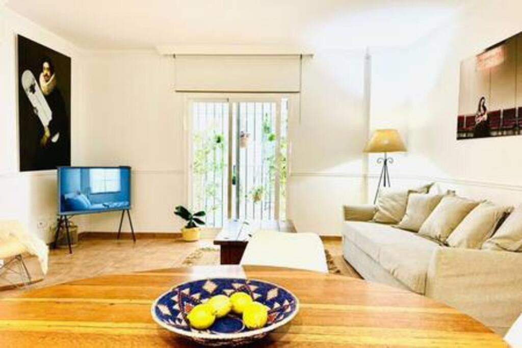 a living room with a couch and a table at Logement vieux centre Marbella in Marbella