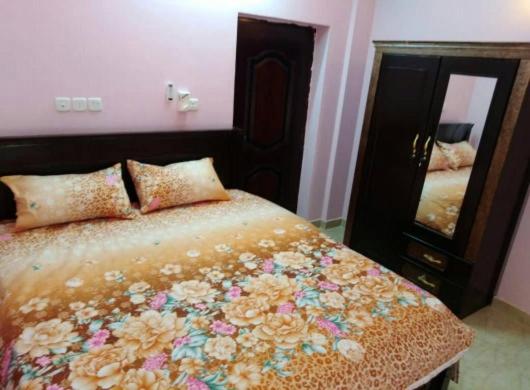 um quarto com uma cama, uma cómoda e um espelho em Jordan road Guest House em Madaba
