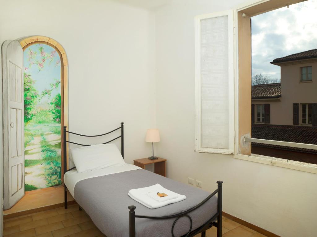 1 dormitorio con cama y ventana en Affittacamere di Andrea Bertolino San Lazzaro di Savena, en San Lazzaro di Savena