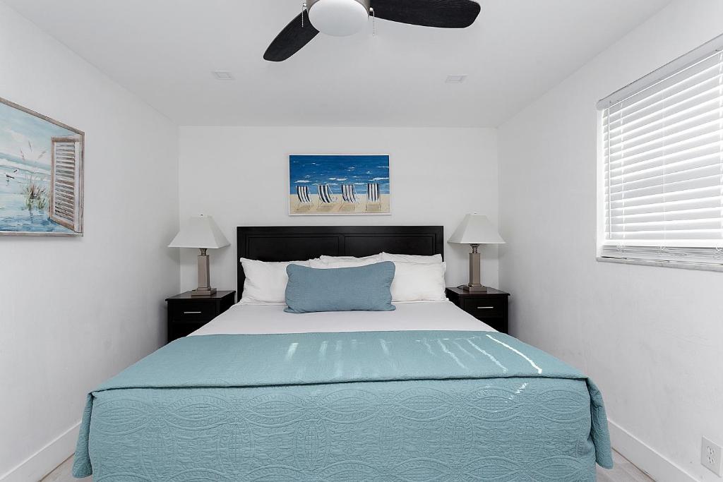 a bedroom with a bed and a ceiling fan at Blue Sky in Hollywood