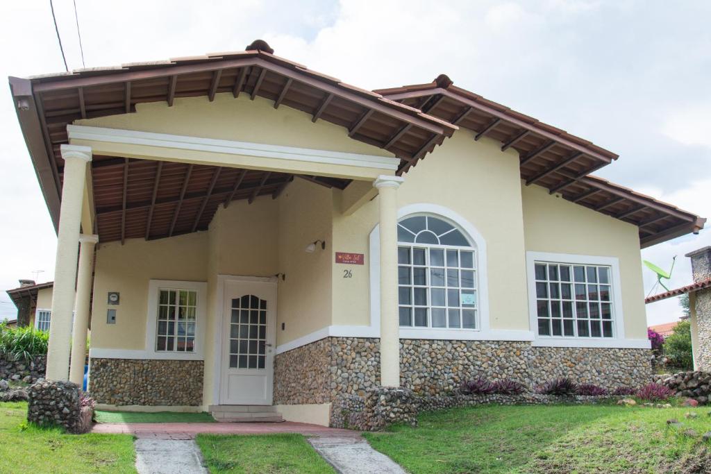 una pequeña casa con techo marrón en Casa estilo cabaña “Villa Sol” en Alto Boquete, en Boquete