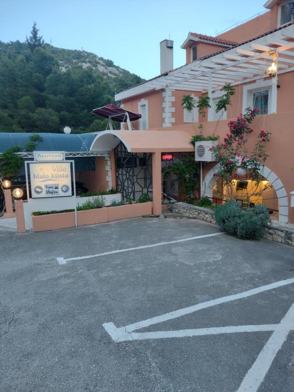 un estacionamiento frente a un edificio en Family Majčica - villa Malo Misto, en Klek
