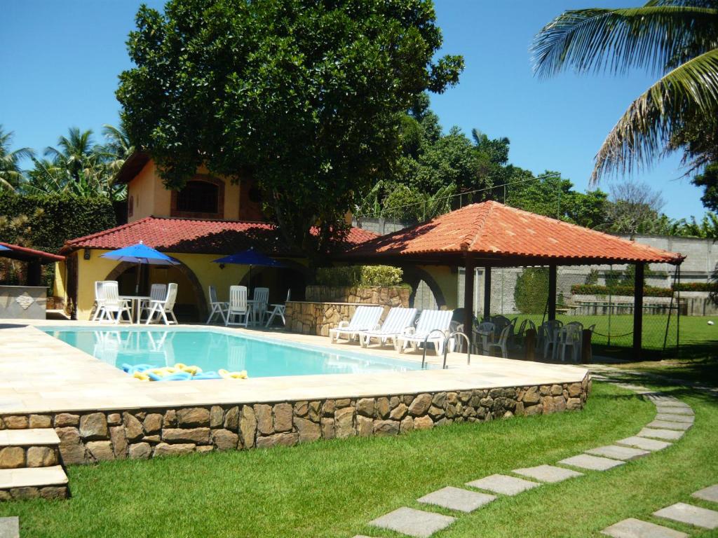 a swimming pool in a yard next to a house at Sitio do Popay in Rio de Janeiro