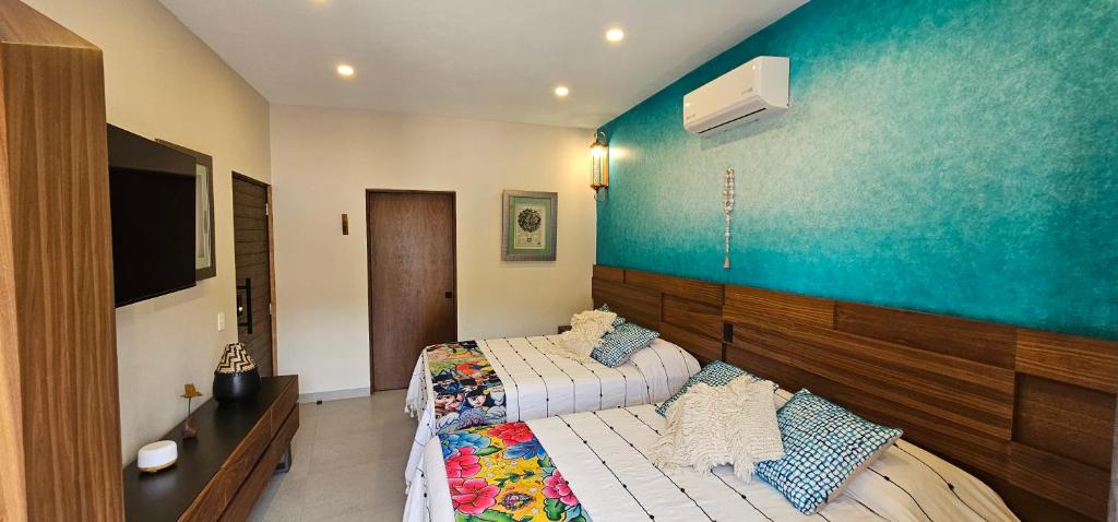 Habitación de hotel con 2 camas y TV en Real San Pedro. Hotel Boutique, en San Pedro Tesistán