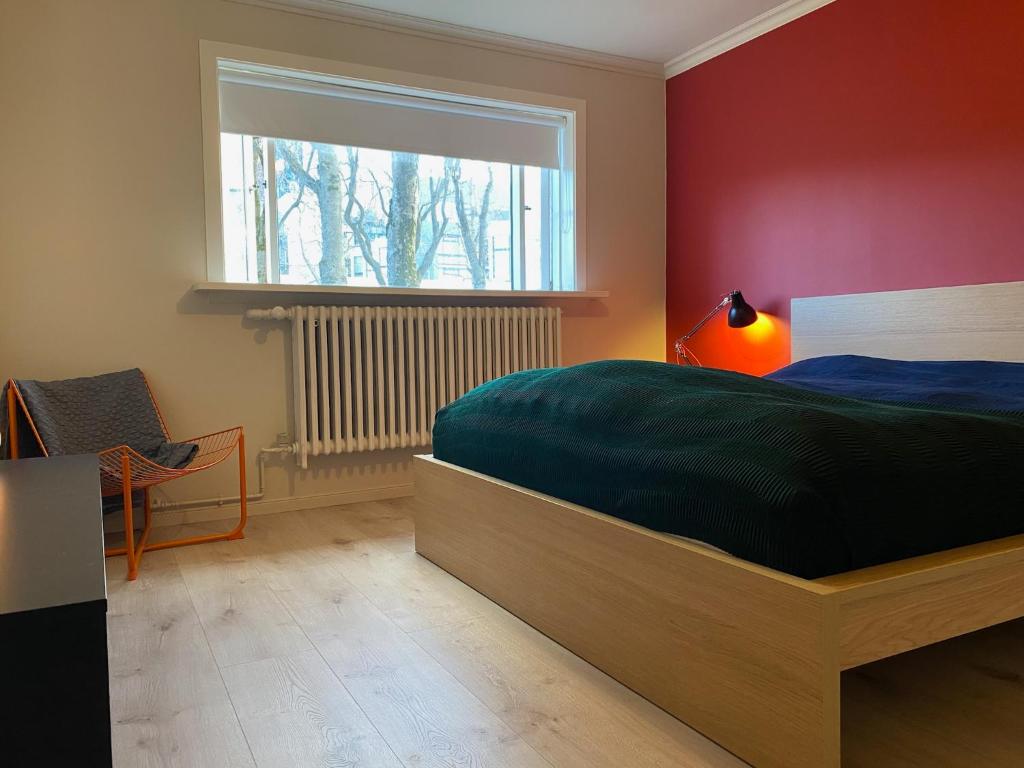 - une chambre avec un grand lit et une fenêtre dans l'établissement S29 Apartment, à Reykjavik