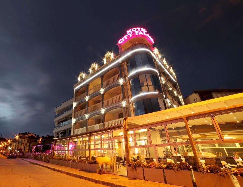 budynek z neonem na górze w obiekcie City Palace Hotel w Ochrydzie