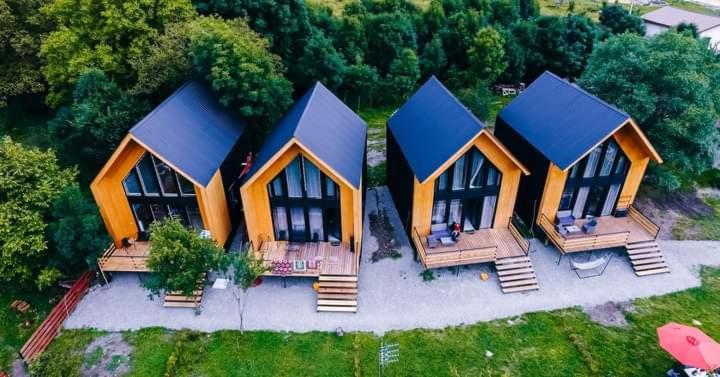 - une vue sur une rangée de cottages dans l'établissement RESORT WEEKEND BoRJOMI, à Bordjomi
