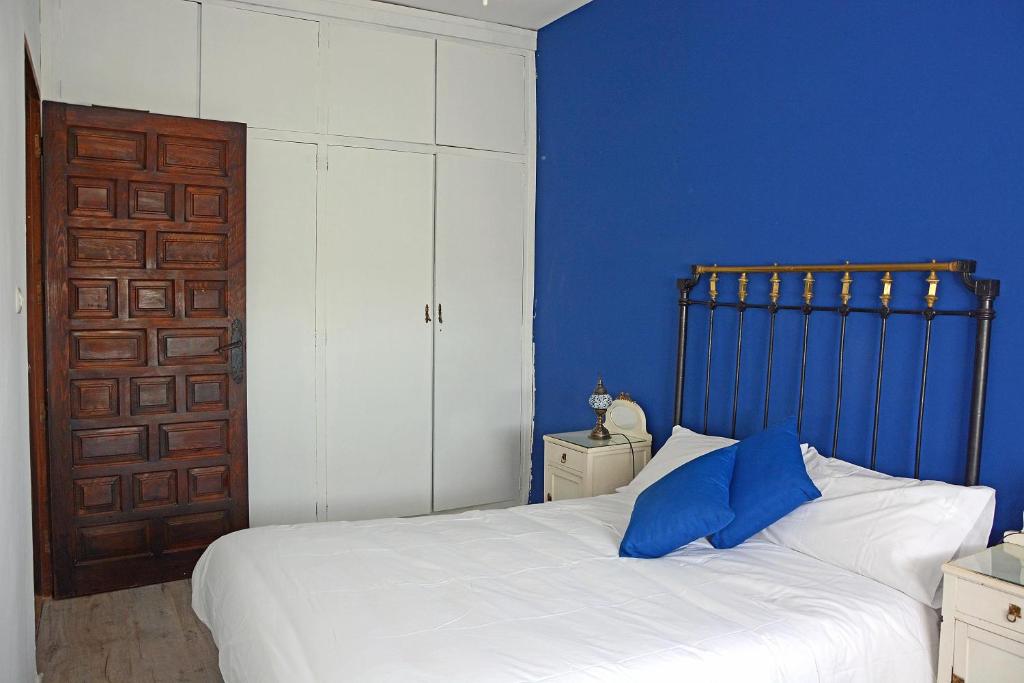- une chambre bleue dotée d'un lit avec un mur bleu dans l'établissement La Posada de Redios, à Cañaveral
