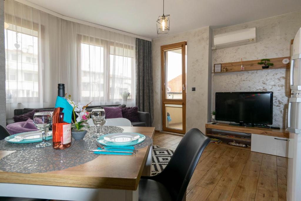 TV a/nebo společenská místnost v ubytování Joy Apartment Burgas center free parking