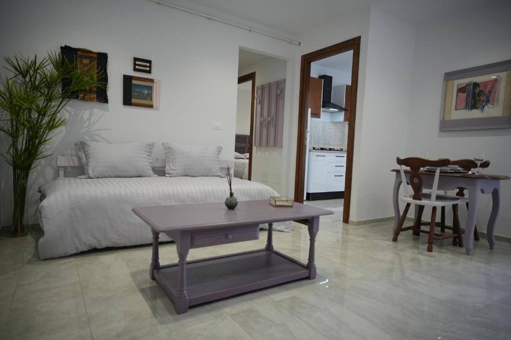 een woonkamer met een bed en een tafel en een tafel sidx sidx sidx bij Un ton Violet in Sfax