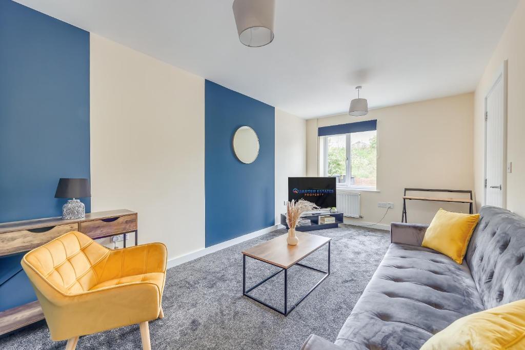sala de estar con sofá y mesa en 3 Bed House - Contractors, Relocators & Visitors, Coffee Machine & Free Parking - Long stay rates, en Bedford