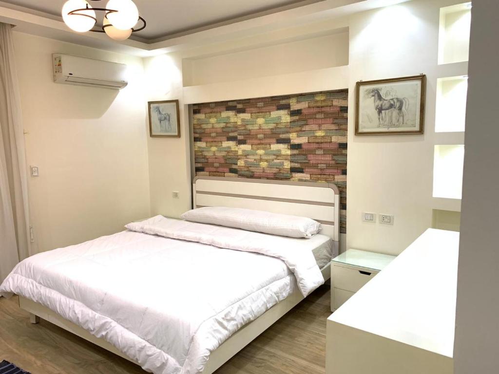 Tempat tidur dalam kamar di شقه فندقية للإيجار بالشيخ زايد