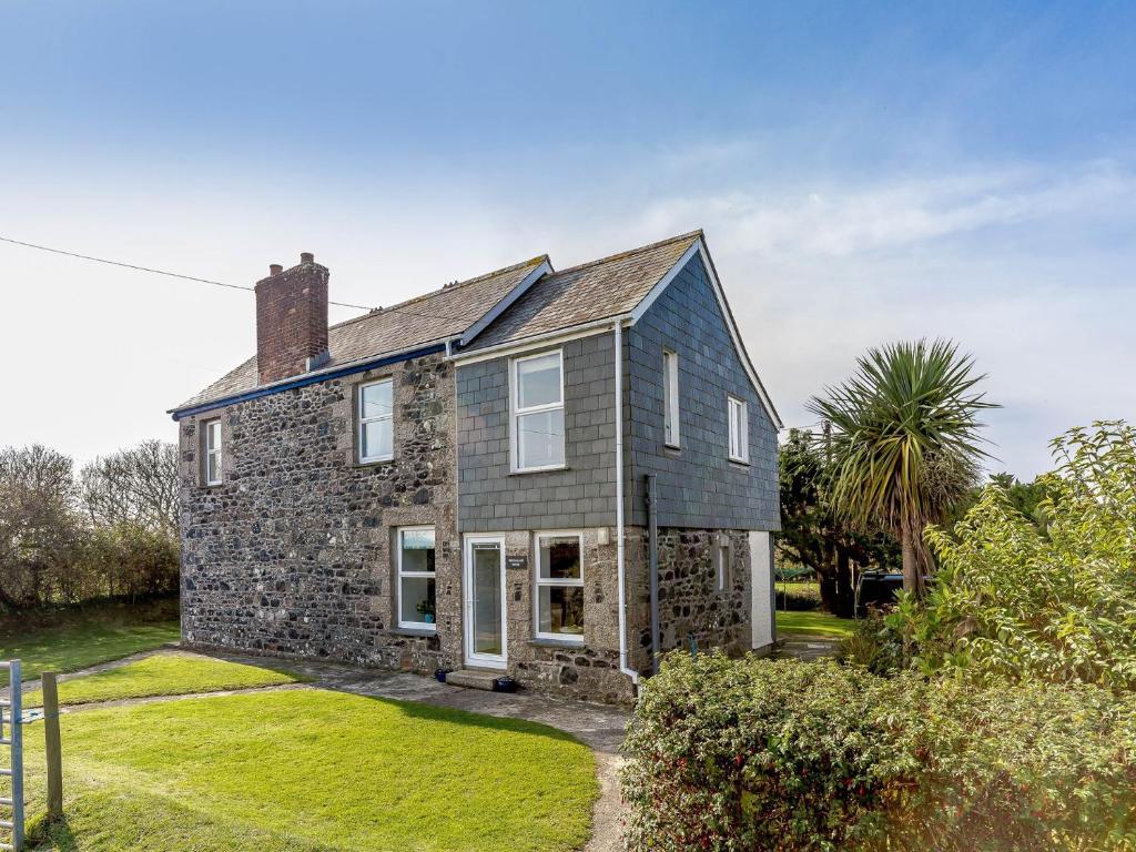 an old stone house with a yard at 4 Bed in St Keverne TVALL in Saint Keverne