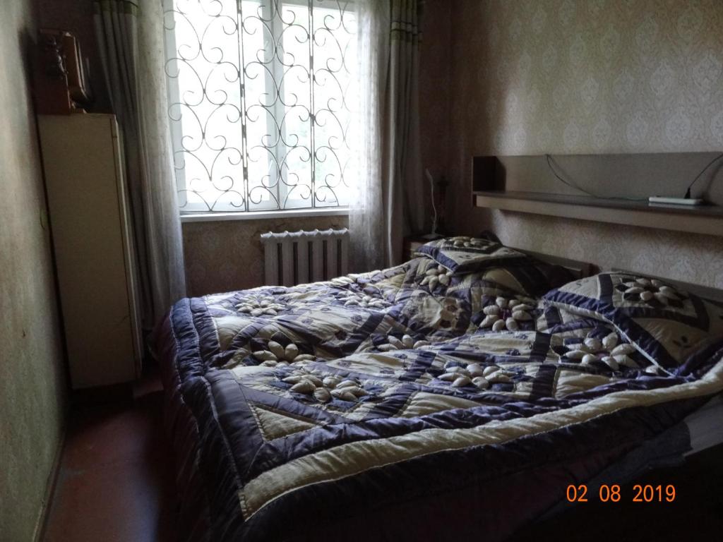 uma cama não feita num quarto com uma janela em Budroom em Riga