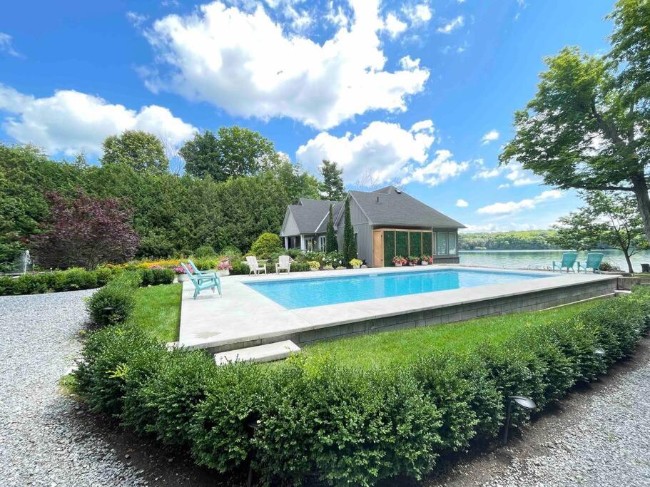 uma piscina num quintal com uma casa em Bluebird Sanctuary - Howe island Luxury Retreat em Pittsburgh