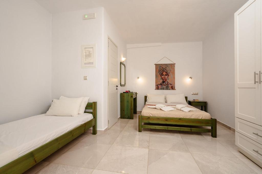 una camera con due letti e una panca di Eclipse Studios Naxos ad Agia Anna Naxos