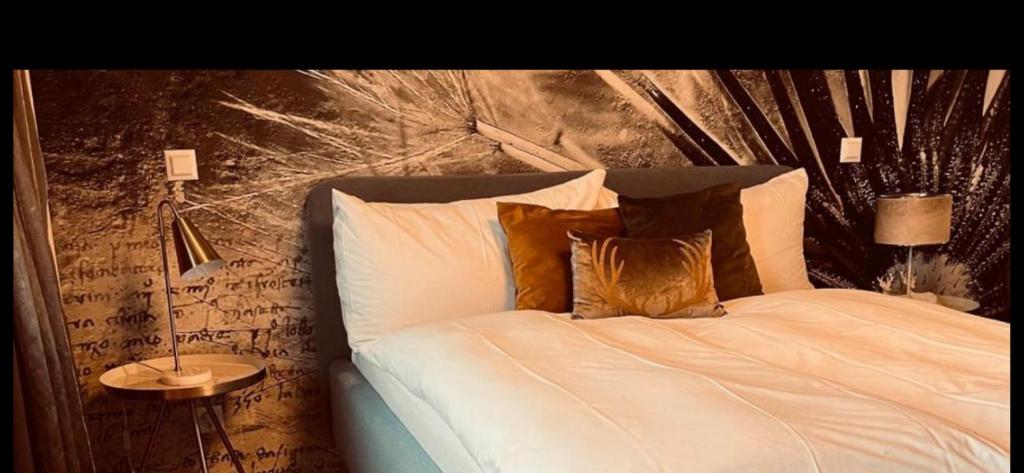 ein Schlafzimmer mit einem weißen Bett mit einer Wand in der Unterkunft Boutique Hotel Bellevue B&B am Brienzersee Iseltwald Interlaken in Iseltwald