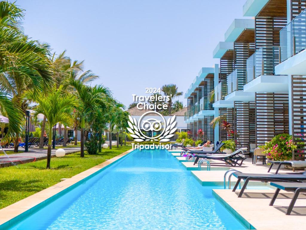 uma imagem da piscina de beiral infinito no resort em Tamala Beach Resort em Kotu