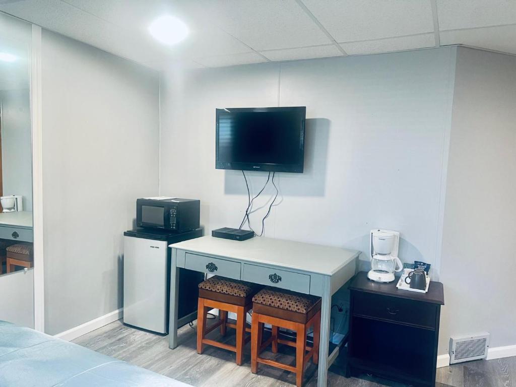 TV a/nebo společenská místnost v ubytování Falls Motel