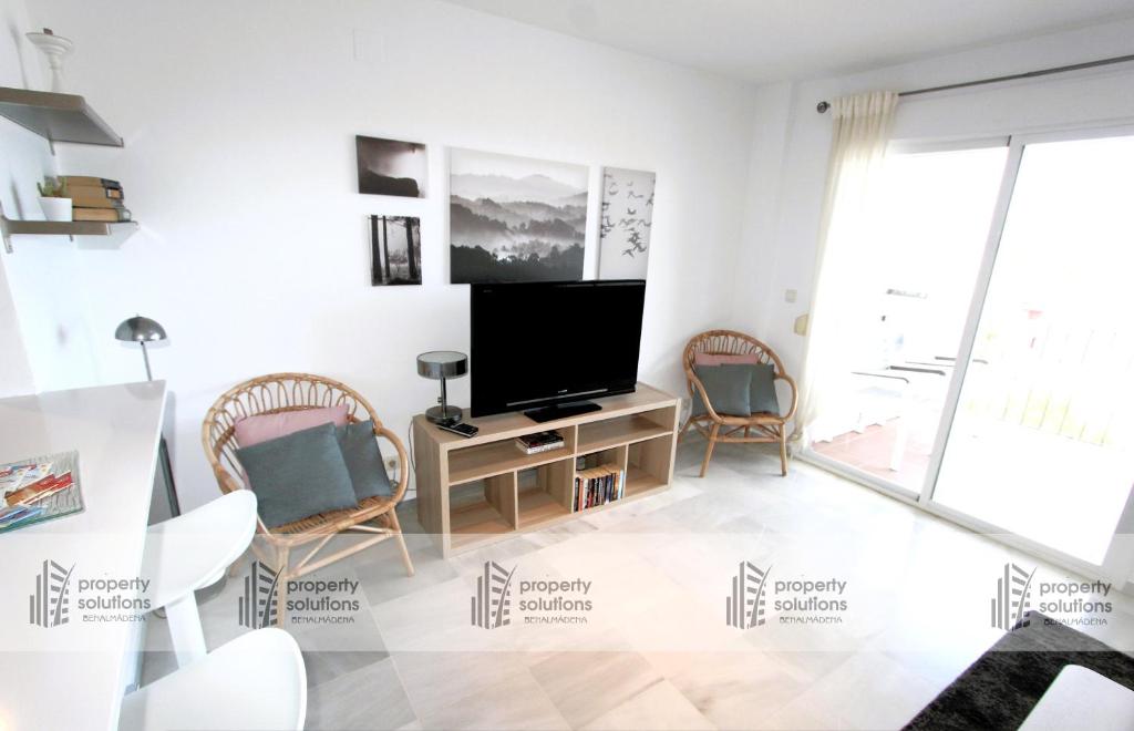 Televízia a/alebo spoločenská miestnosť v ubytovaní Lomas de Mena 20 - Ático con vistas al mar - Barbacoa y Piscina- PARKING GRATIS -EXCELENTE CONEXIÓN WIFI