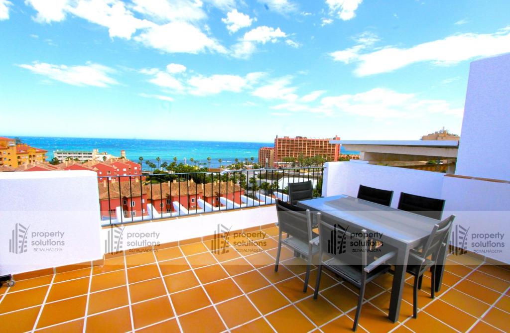 ベナルマデナにあるLomas de Mena, 21 - Ático con vistas al mar - Piscina y Barbacoa - PARKING GRATIS - EXCELENTE CONEXIÓN WIFIの海の景色を望むバルコニー(テーブル付)