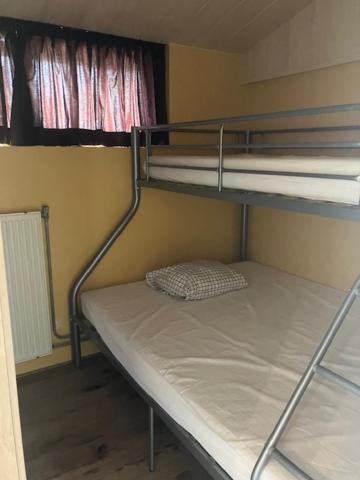 Poschodová posteľ alebo postele v izbe v ubytovaní Het andere huisje