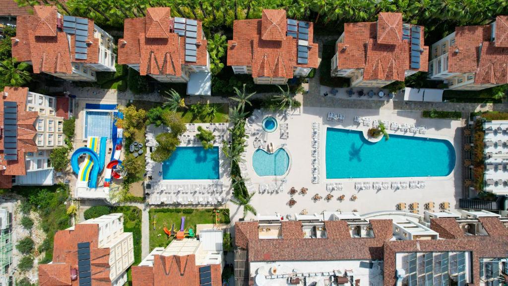 eine Luftansicht eines Resorts mit zwei Pools in der Unterkunft Side Village Hotel - All Inclusive in Side