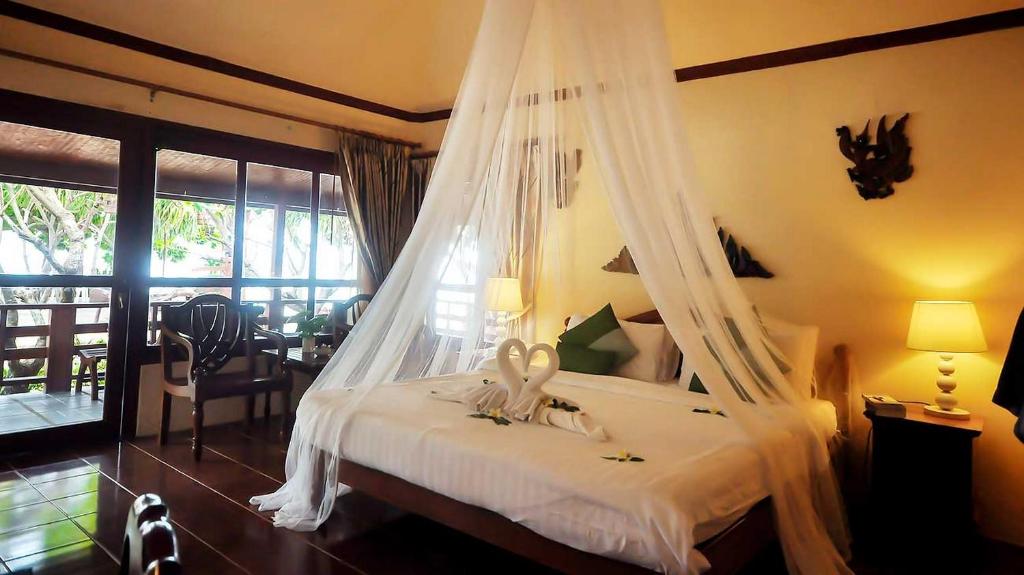 Postel nebo postele na pokoji v ubytování Chaweng Buri Resort