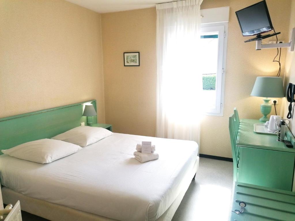Un pat sau paturi într-o cameră la Hôtel Restaurant Bar du Commerce - KB HOTEL GROUP