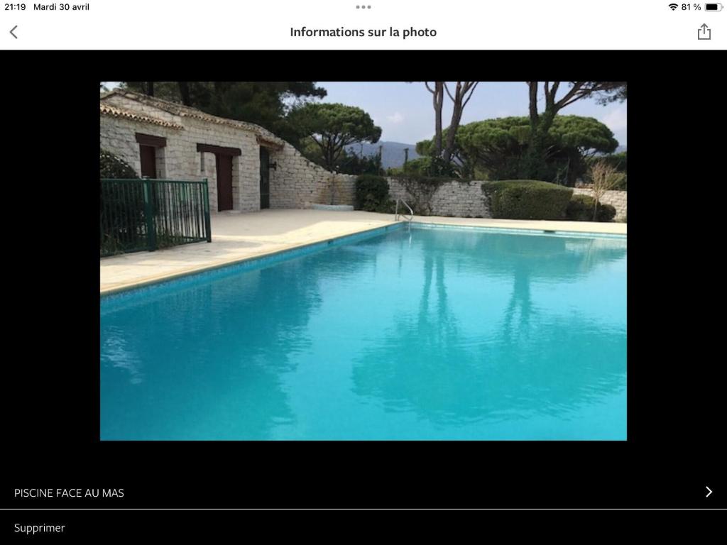 une photo d'une piscine bleue dans l'établissement Maison Joge, à Gassin