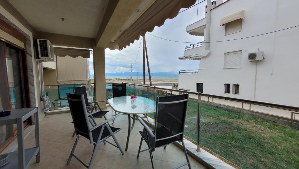 Gallery image of Paralia Ofriniou Sea view apartment in Orfánion