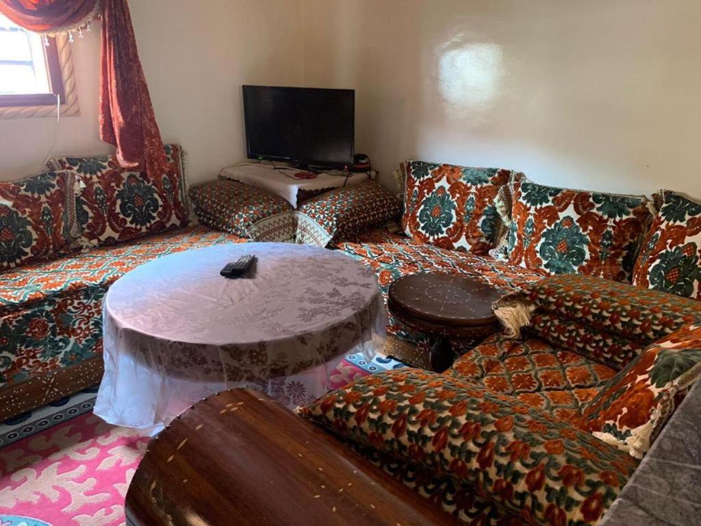 sala de estar con sofá y mesa en Fatna's appartement en Safi