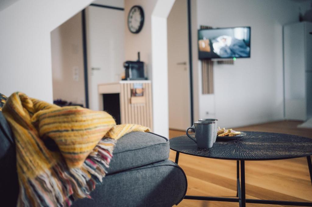TV a/nebo společenská místnost v ubytování Suite 13 im Wald mit Balkon