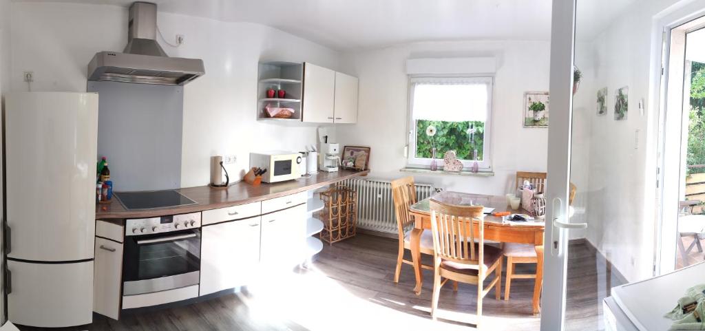 eine Küche mit einem Tisch und einem Esszimmer in der Unterkunft Ferienwohnung Sartorius in Bensheim