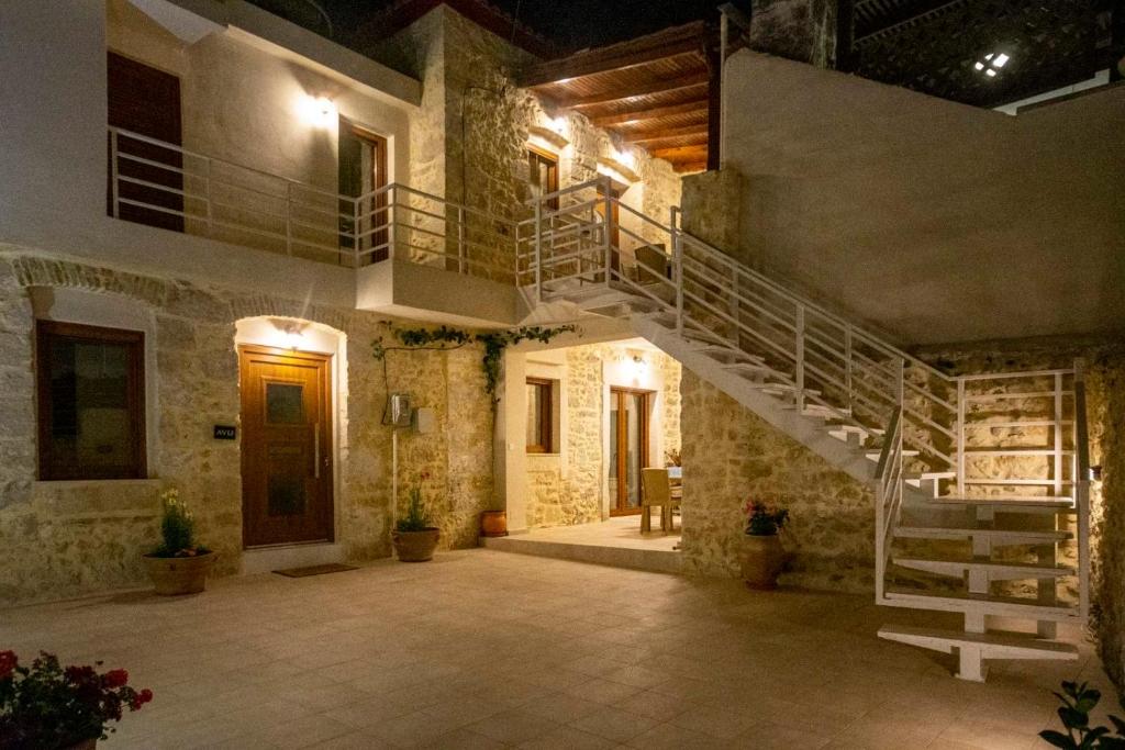 ein großes Zimmer mit einer Treppe in einem Gebäude in der Unterkunft Kalomiris Thea Suite in Archanes