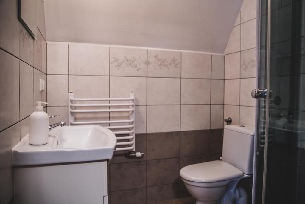 Kúpeľňa v ubytovaní Pokoje Gościnne na Stromej