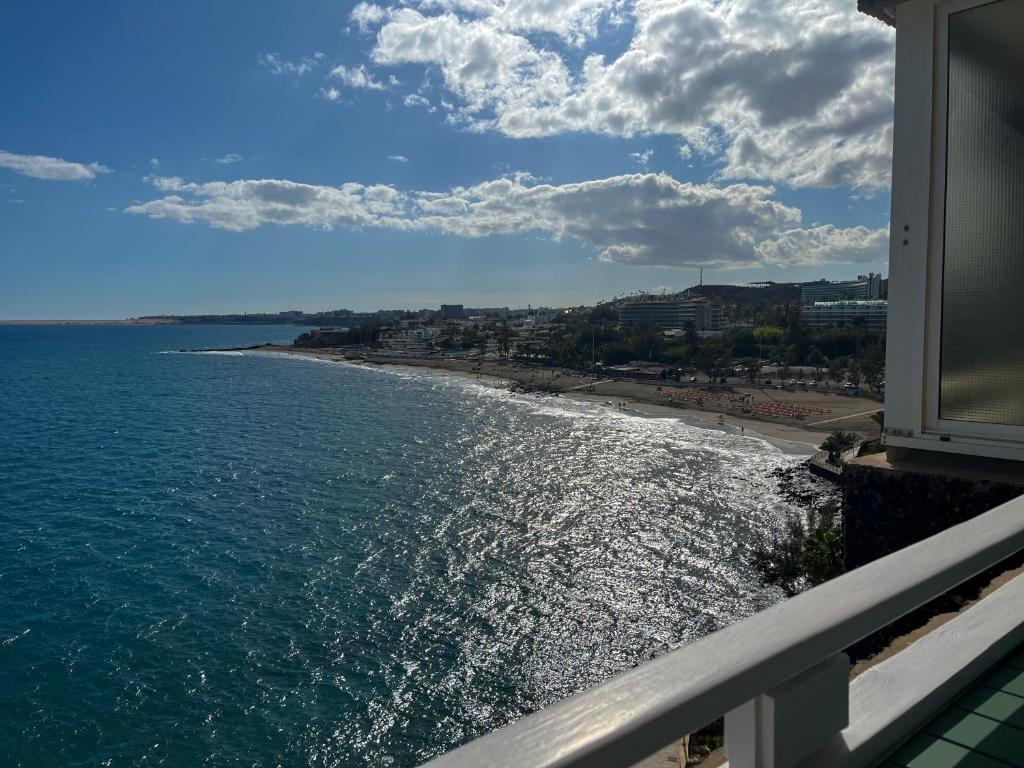 - Balcón con vistas a la playa en Ocean Studio Maspalomas, en San Agustín