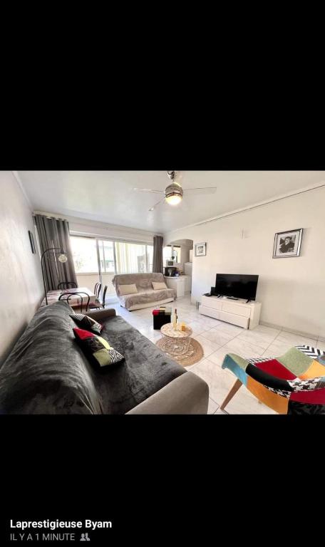 un salon avec un canapé et une table dans l'établissement STUDIO PORT FREJUS, à Fréjus