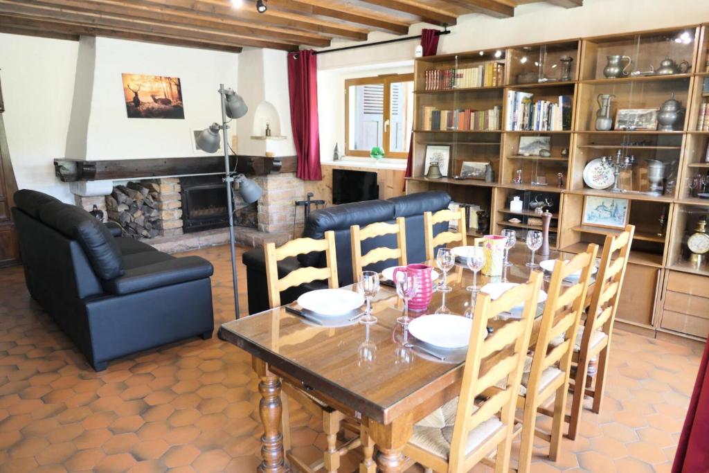 een eetkamer met een tafel en een open haard bij Chalet Les Margagnes - Chalets pour 8 Personnes 631 in Saint-Gervais-les-Bains