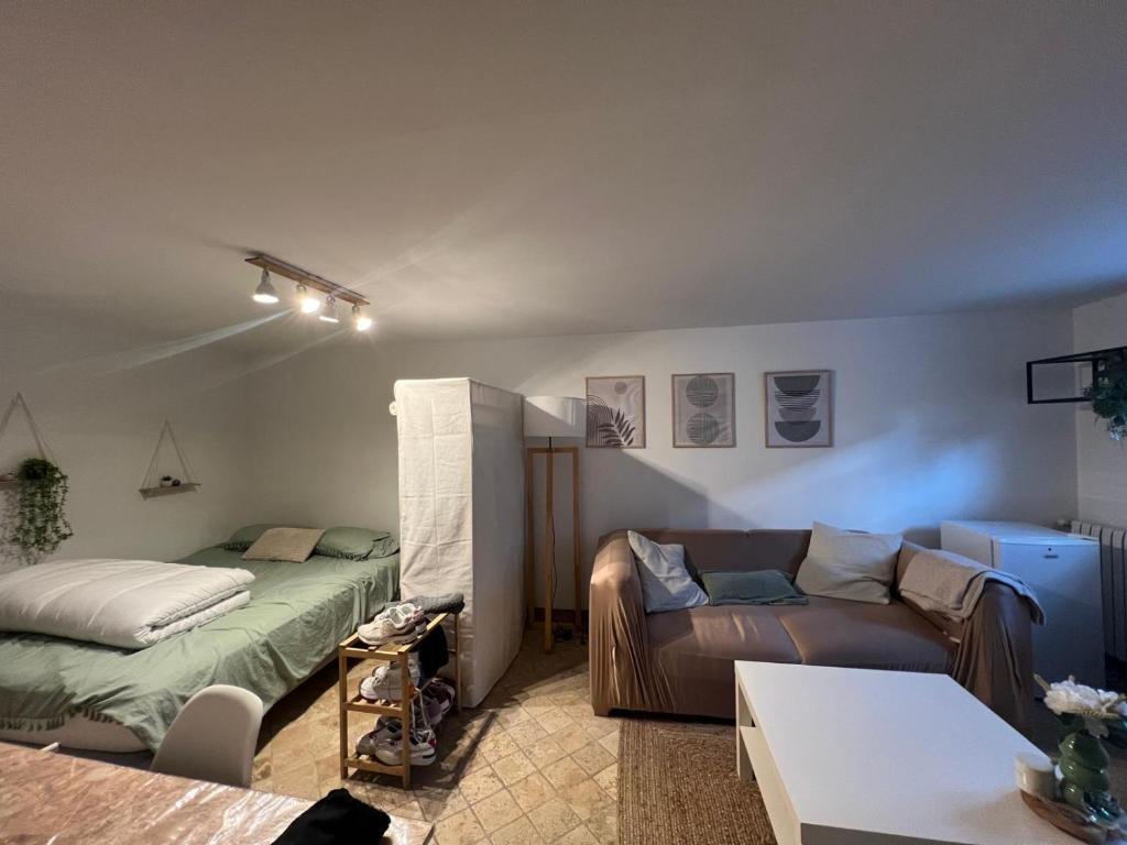 sala de estar con cama y sofá en Belle villa avec grande piscine 12 couchages 100m du tram, en Le Bouscat