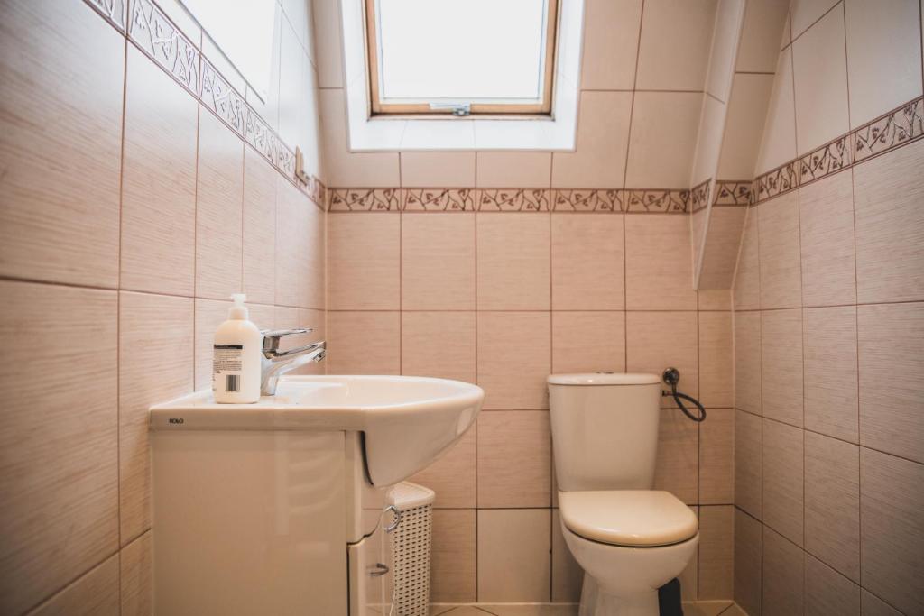 Kúpeľňa v ubytovaní Pokoje Gościnne na Stromej