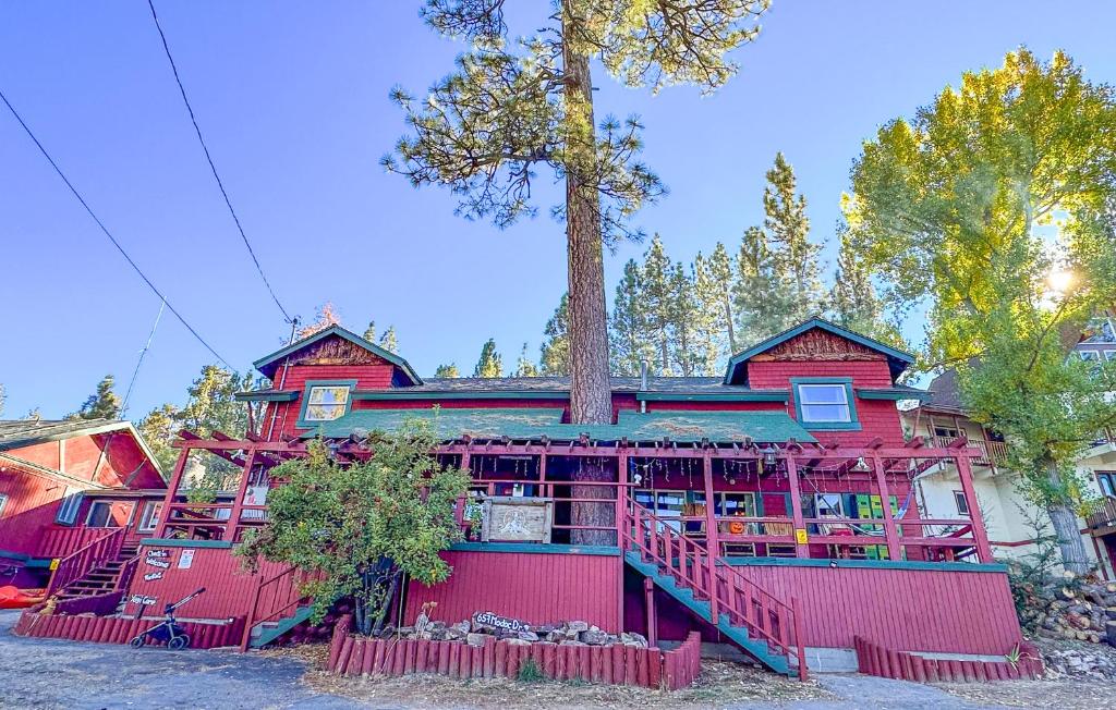 ein rotes Haus mit einem Baum darauf in der Unterkunft ITH Big Bear Lake Hostel & Retreat Center in Big Bear Lake