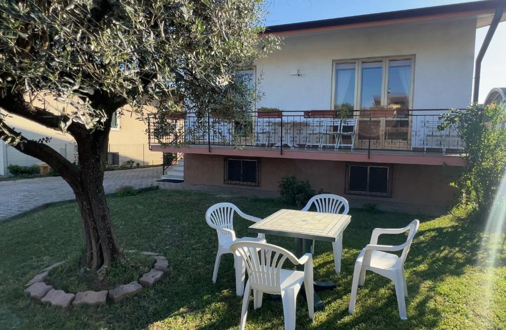 una mesa y sillas frente a una casa en Villa Gianfranca - sentiti come a casa, en Corno di Rosazzo