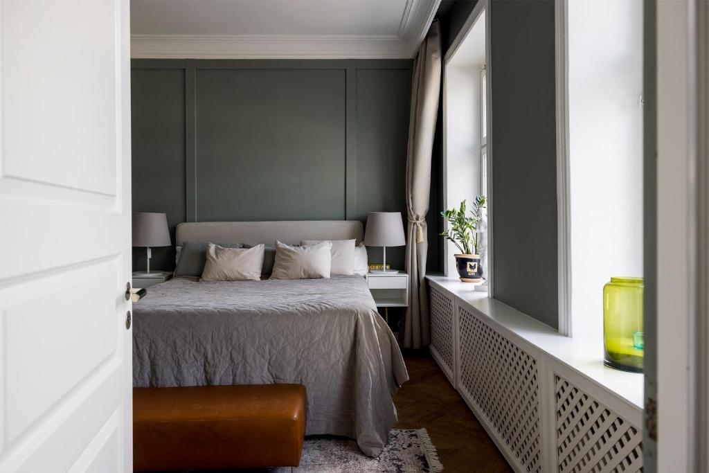 una camera con letto e finestra di Luxurious Couples Smart Home a Malmö