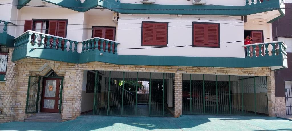 een gebouw met een poort en een balkon bij Apart Los Menhires in Termas de Río Hondo