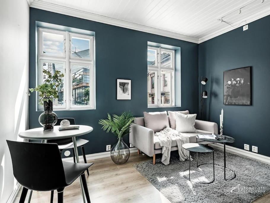 sala de estar con sofá y mesa en Cosy and modern apartment in the center of Bergen, en Bergen