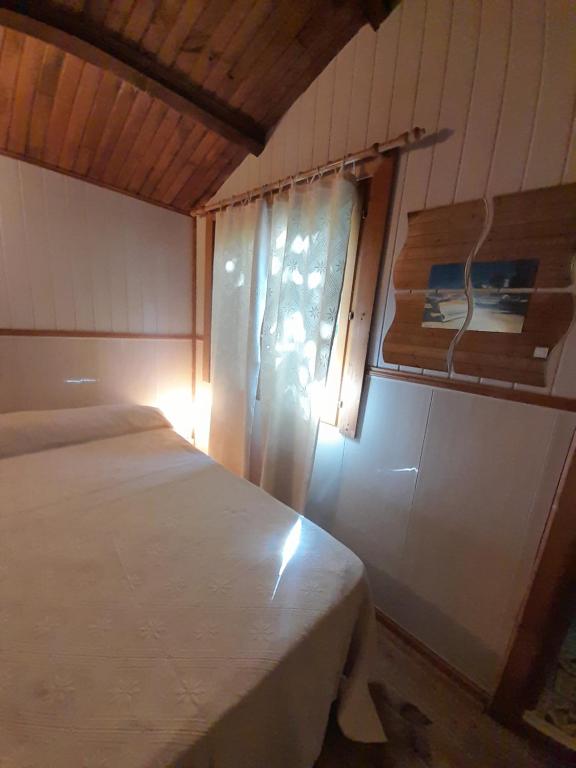 a bedroom with two beds and a window in it at Chalet Dominique 